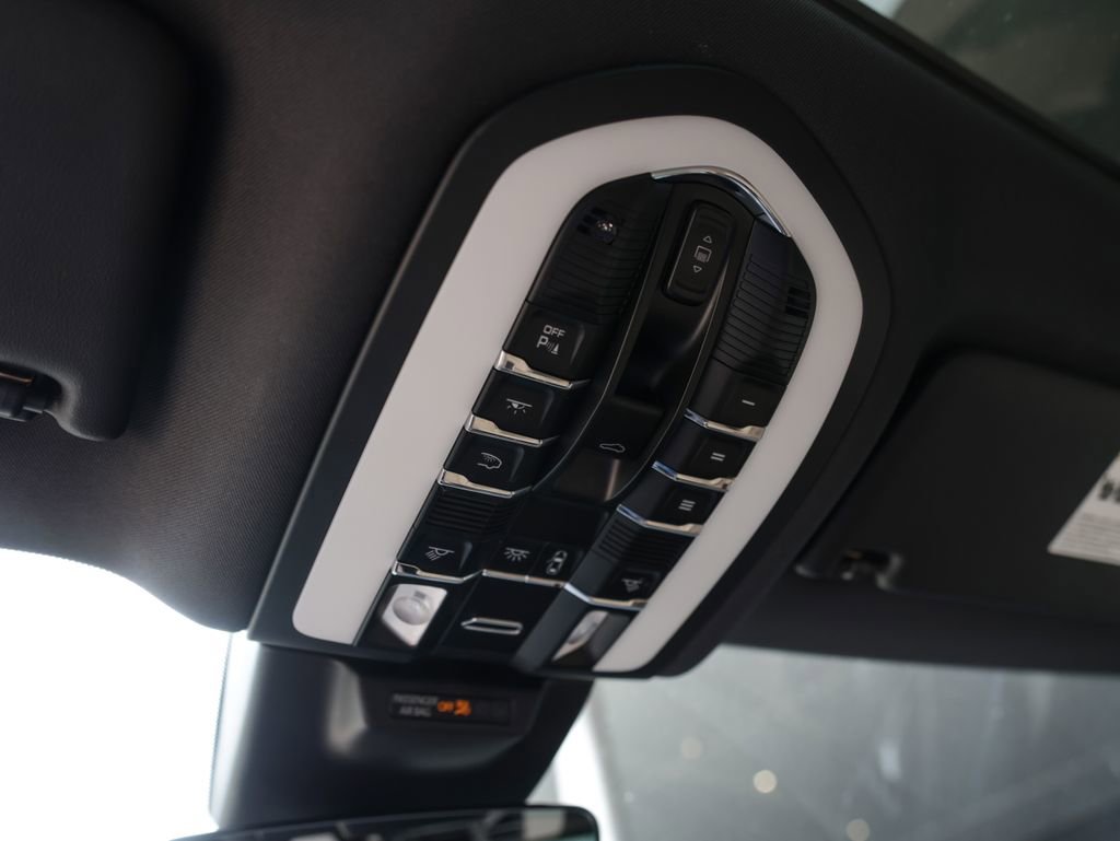 Certified 2025 Porsche Macan image 27