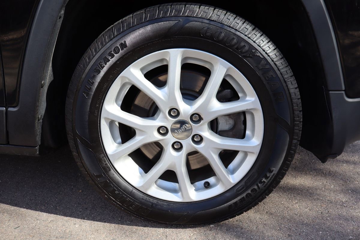 Used 2017 Jeep Cherokee Latitude FWD image 44