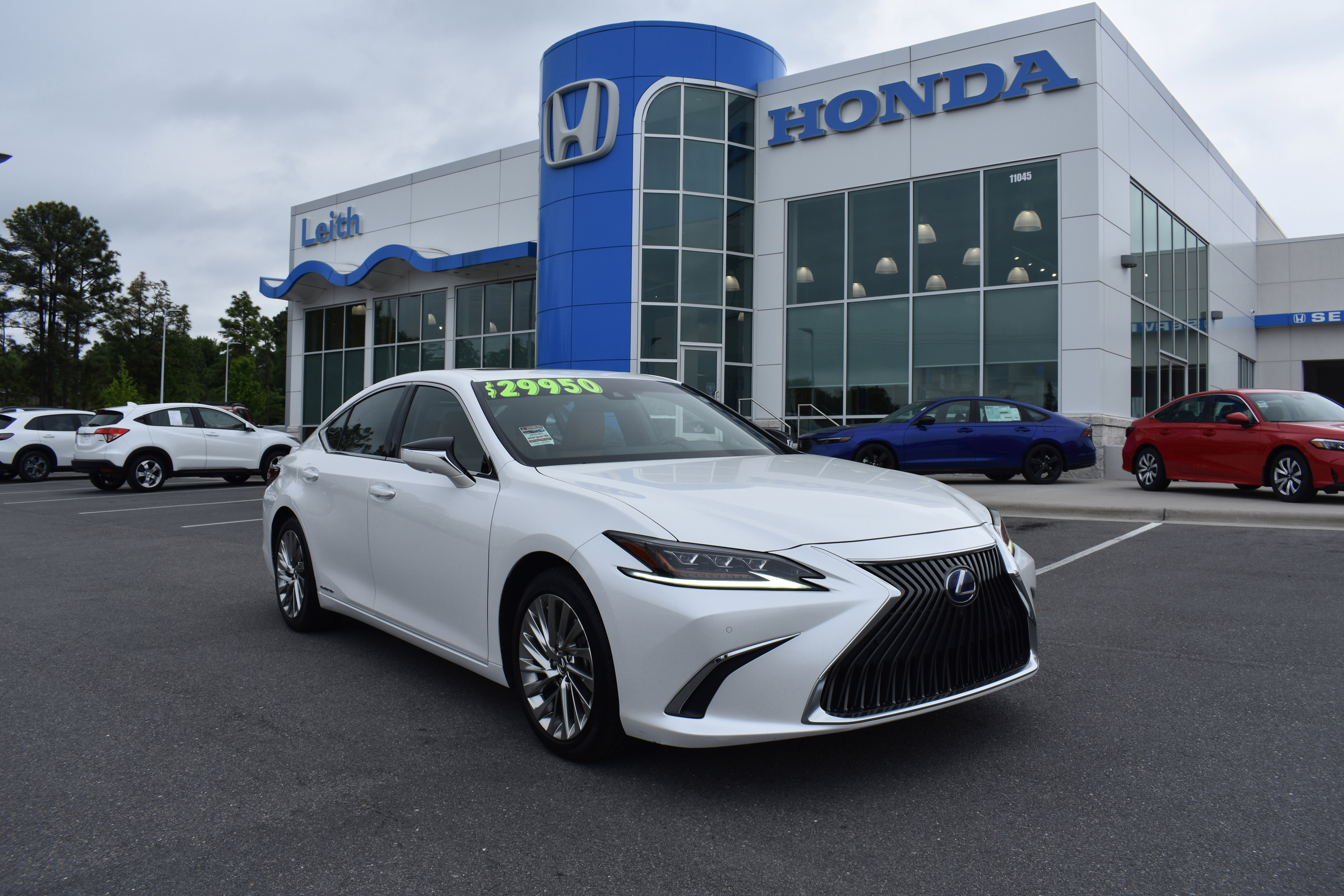 Used 2019 Lexus ES 300h Ultra Luxury w/ Accessory Package FWD image 1