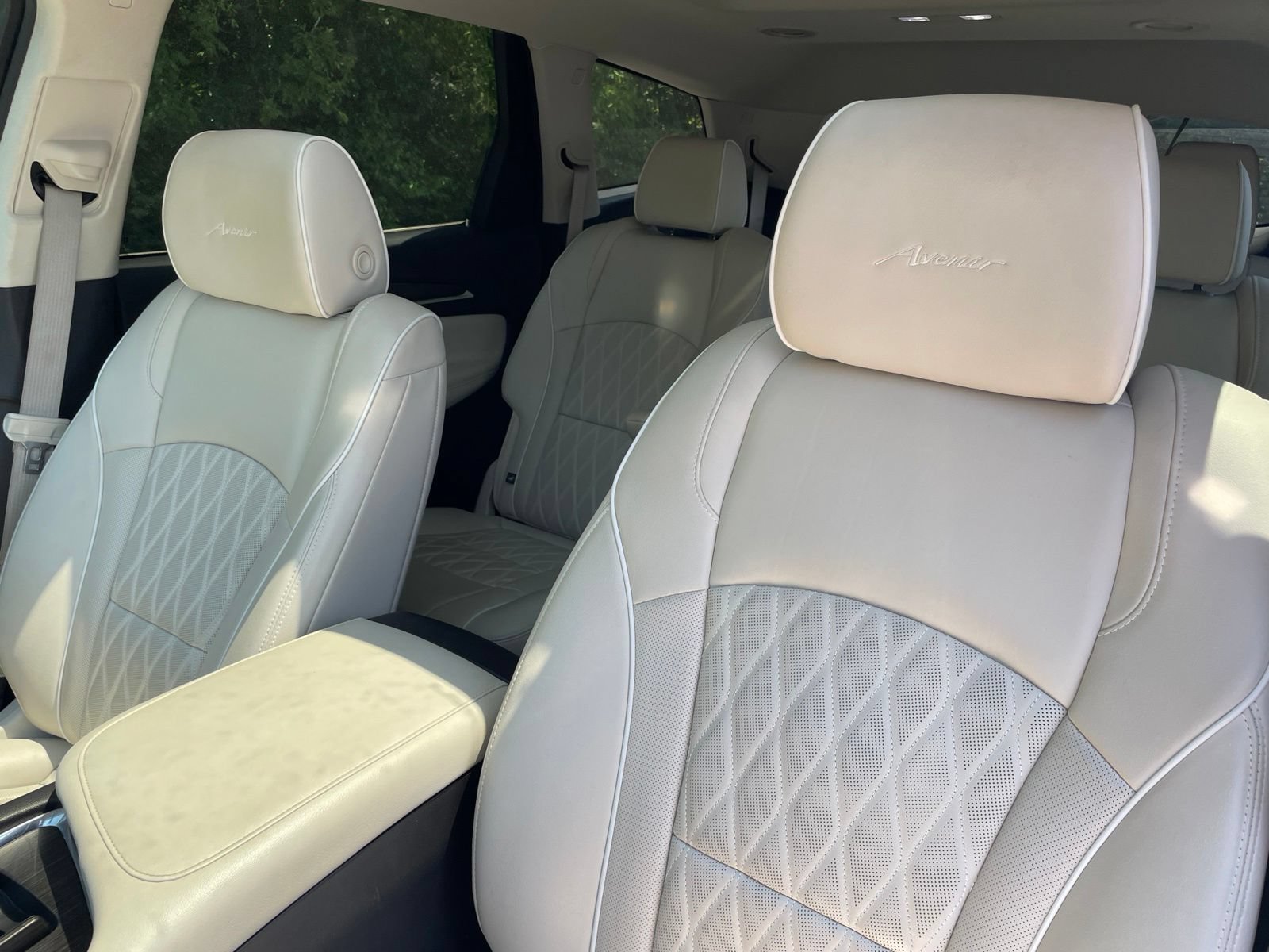 Used 2022 Buick Enclave Avenir w/ Avenir Technology Package FWD image 31