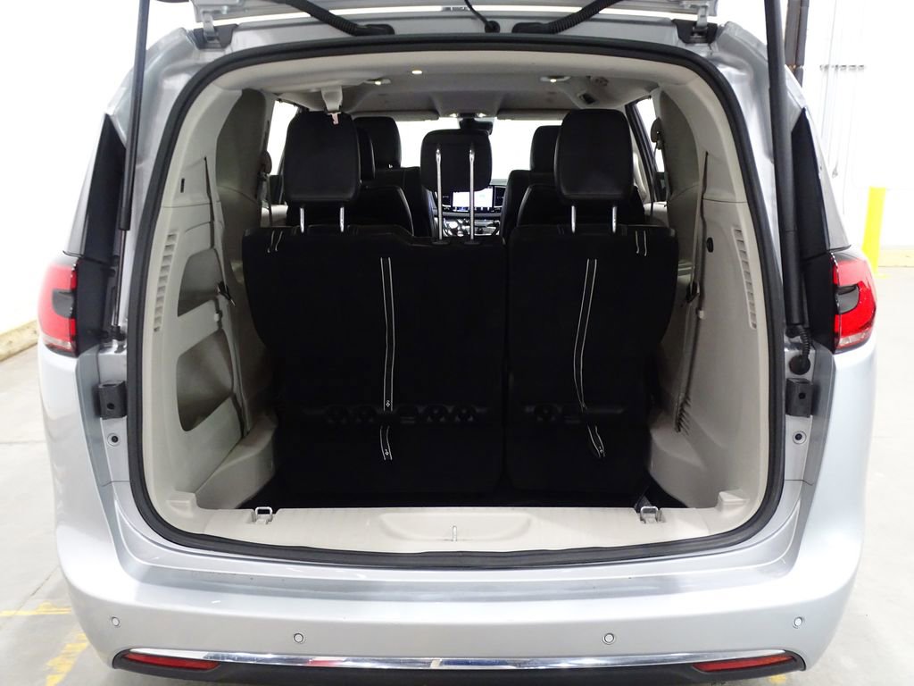 Used 2023 Chrysler Pacifica Touring-L image 14
