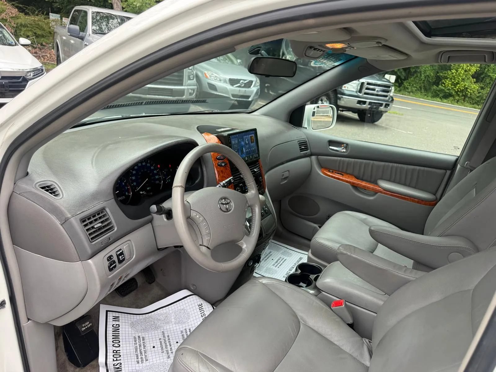 Used 2009 Toyota Sienna XLE FWD image 9
