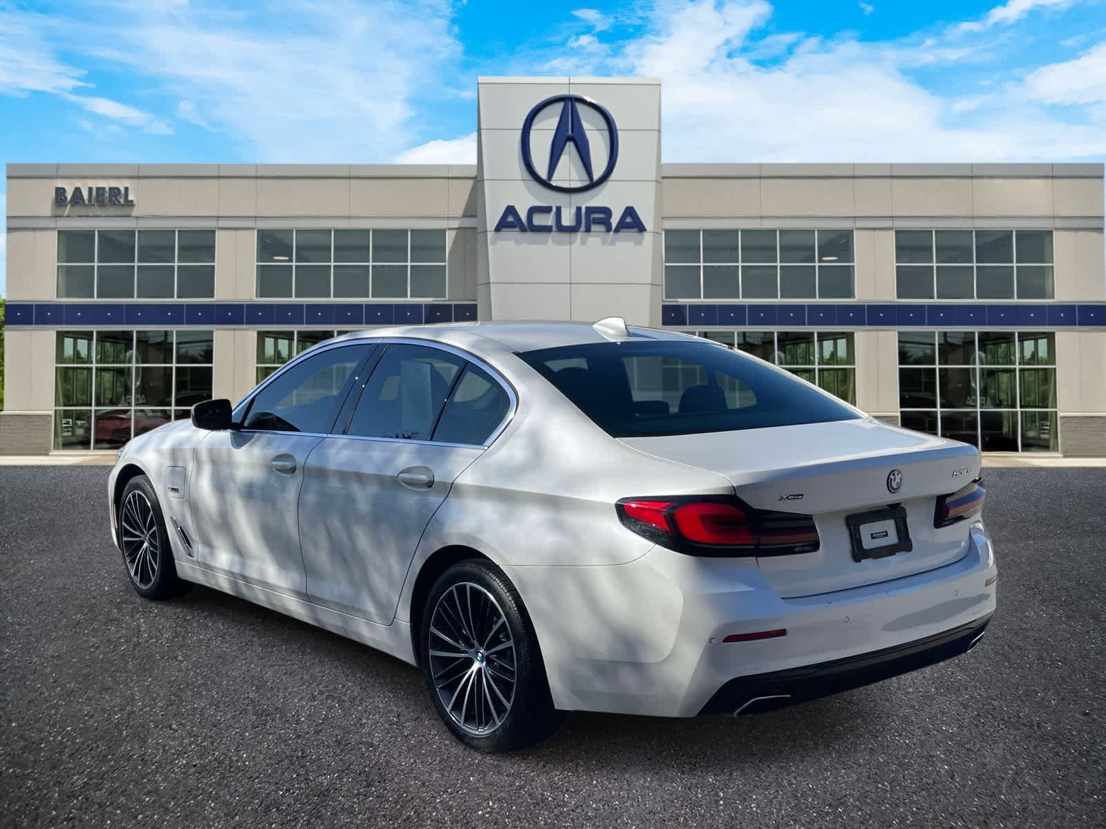 Used 2023 BMW 530e xDrive w/ Premium Package AWD/4WD image 3