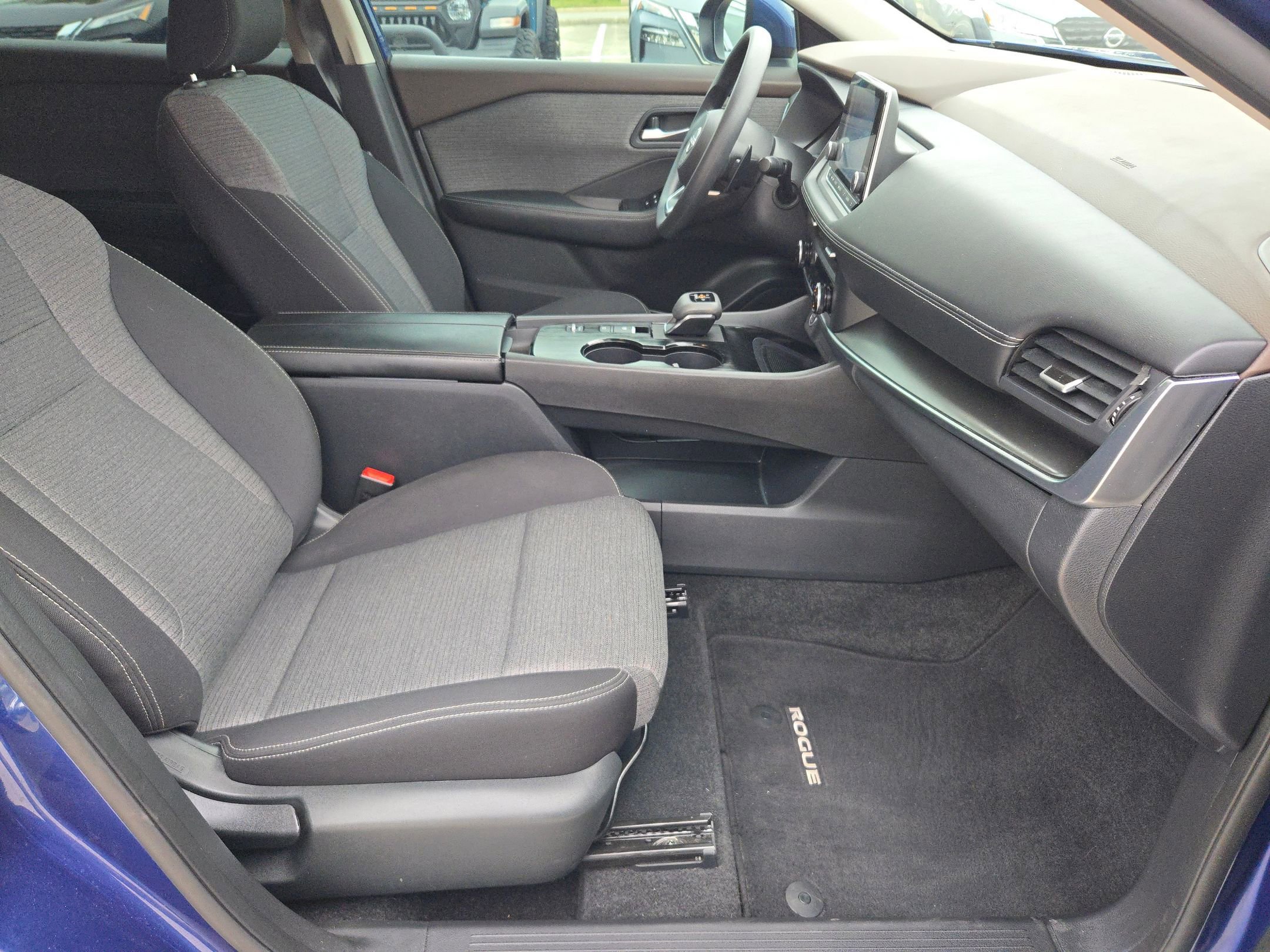 Used 2023 Nissan Rogue SV image 28