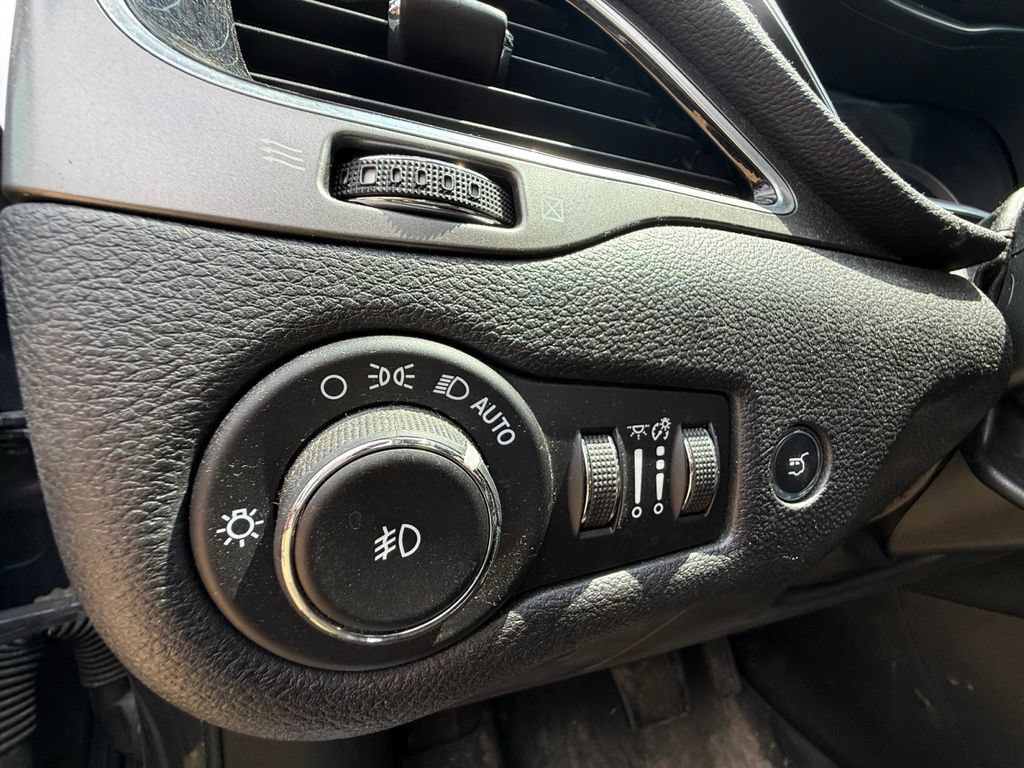 Used 2019 Jeep Cherokee Limited w/ Luxury Group AWD/4WD image 10
