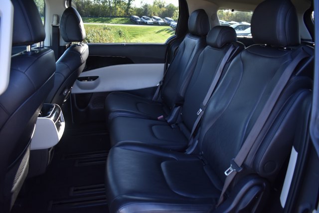 Used 2024 Kia Carnival EX FWD image 18
