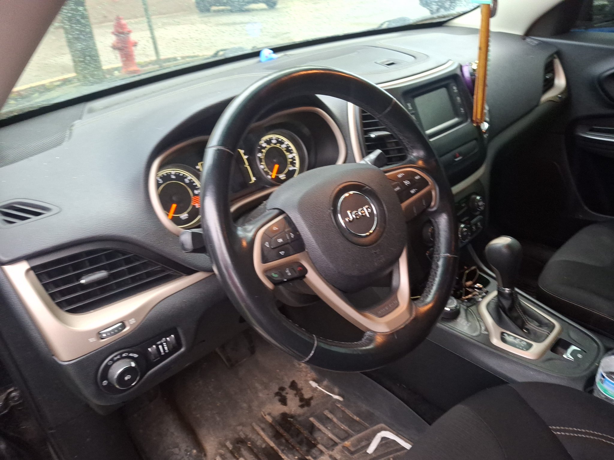 Used 2015 Jeep Cherokee Latitude w/ Cold Weather Group AWD/4WD image 8