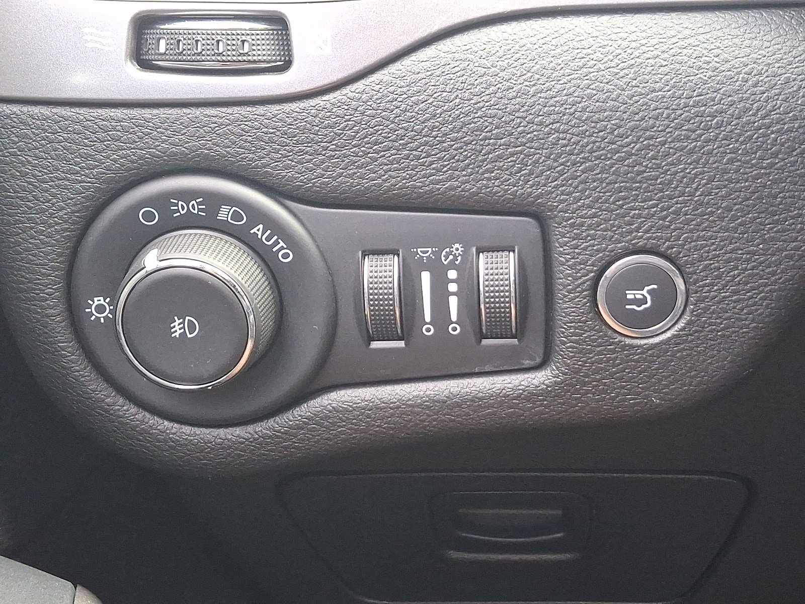 Used 2021 Jeep Cherokee Limited AWD/4WD image 23