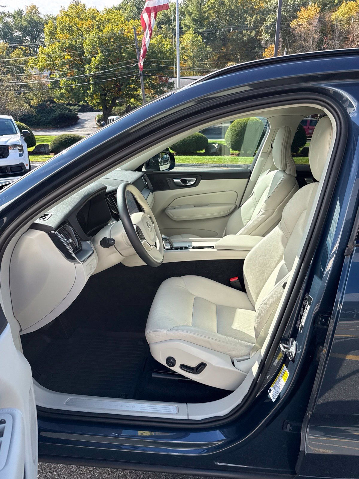 Used 2024 Volvo XC60 B5 Core w/ Climate Package AWD/4WD image 7