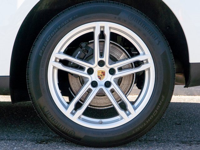 Certified 2025 Porsche Macan image 13