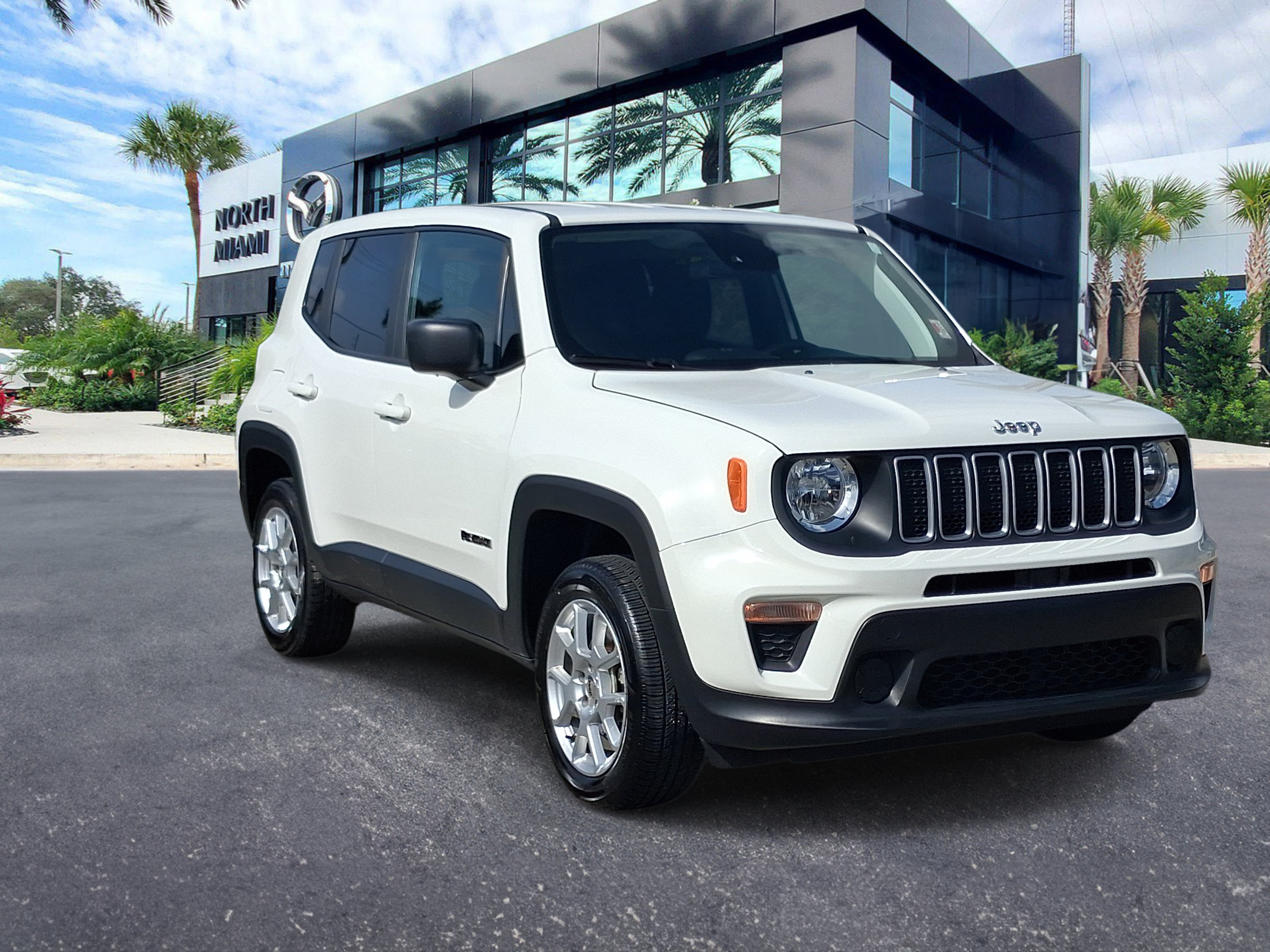 Used 2023 Jeep Renegade Latitude AWD/4WD image 3