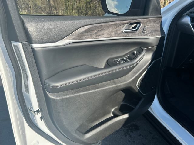 Used 2023 Jeep Grand Cherokee L Limited w/ Black Appearance Package AWD/4WD image 12