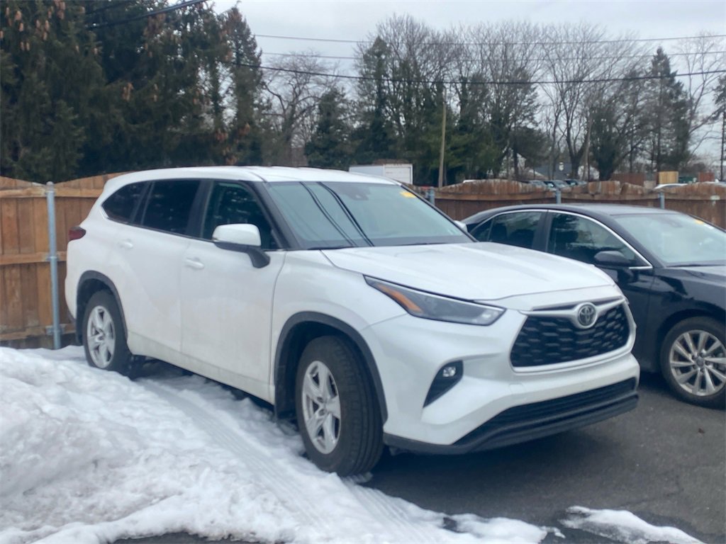 Used 2023 Toyota Highlander LE image 2