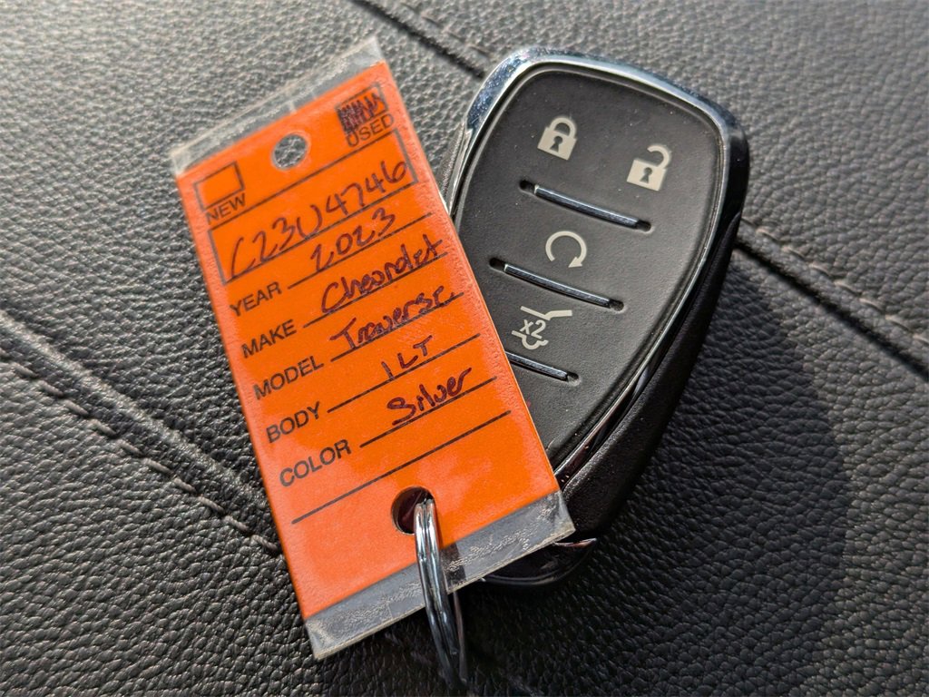 Used 2023 Chevrolet Traverse LT w/ Rear Camera Mirror Package image 19