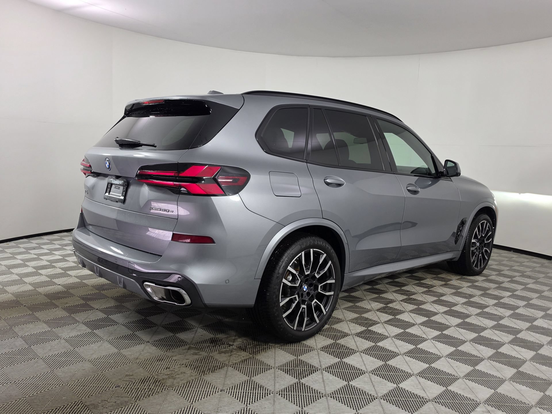 Used 2025 BMW X5 xDrive50e w/ M Sport Package AWD/4WD image 38