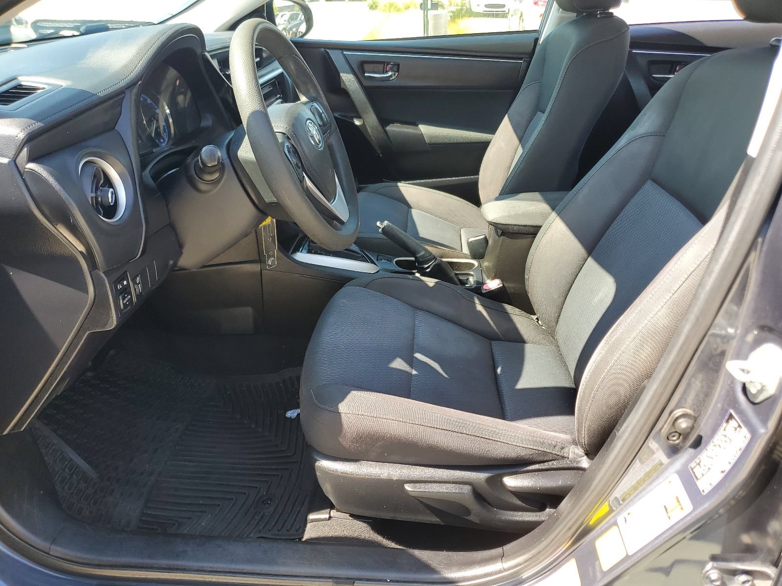 Used 2018 Toyota Corolla LE FWD image 14