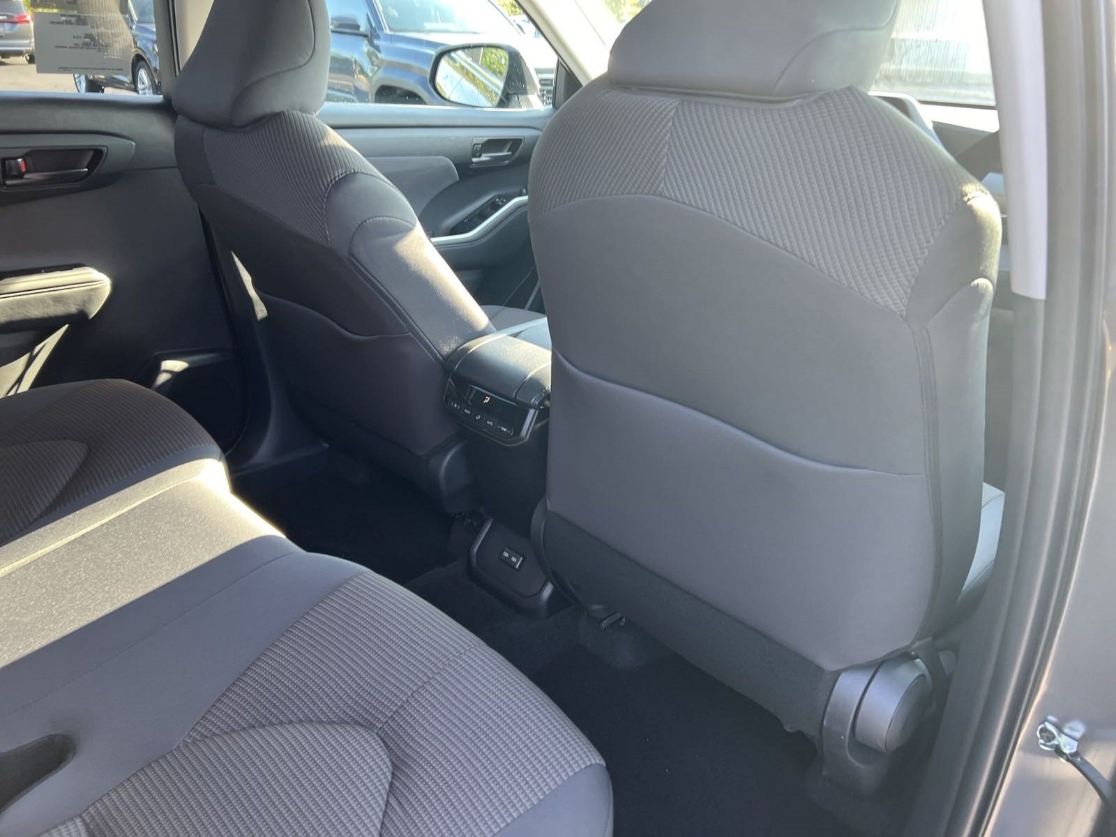 New 2024 Toyota Highlander LE FWD image 27