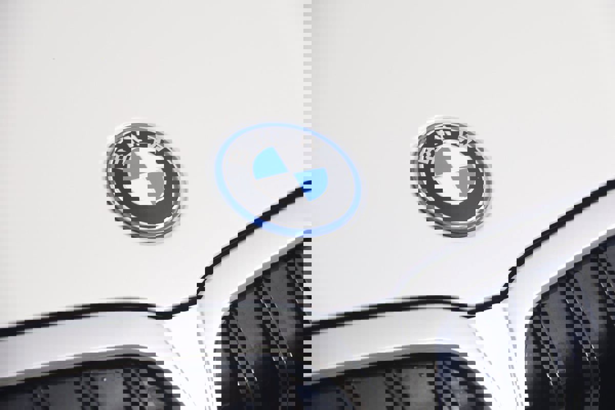 Used 2023 BMW 330e xDrive w/ Premium Package image 16