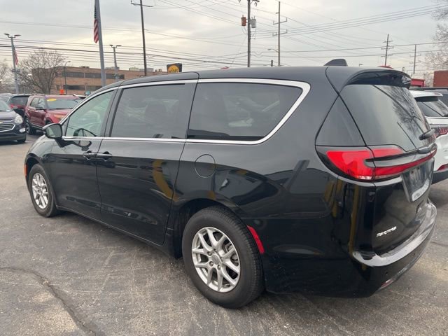 Used 2025 Chrysler Pacifica Select image 7