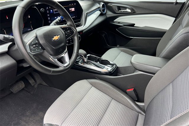 Used 2025 Chevrolet Trax LT w/ LT Convenience Package image 13