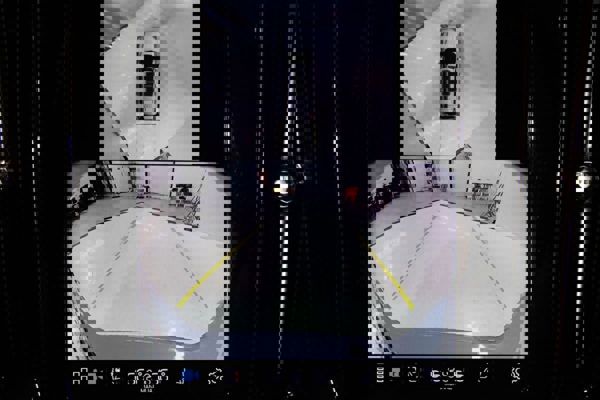 Used 2025 Volvo V60 B5 Cross Country Plus image 12