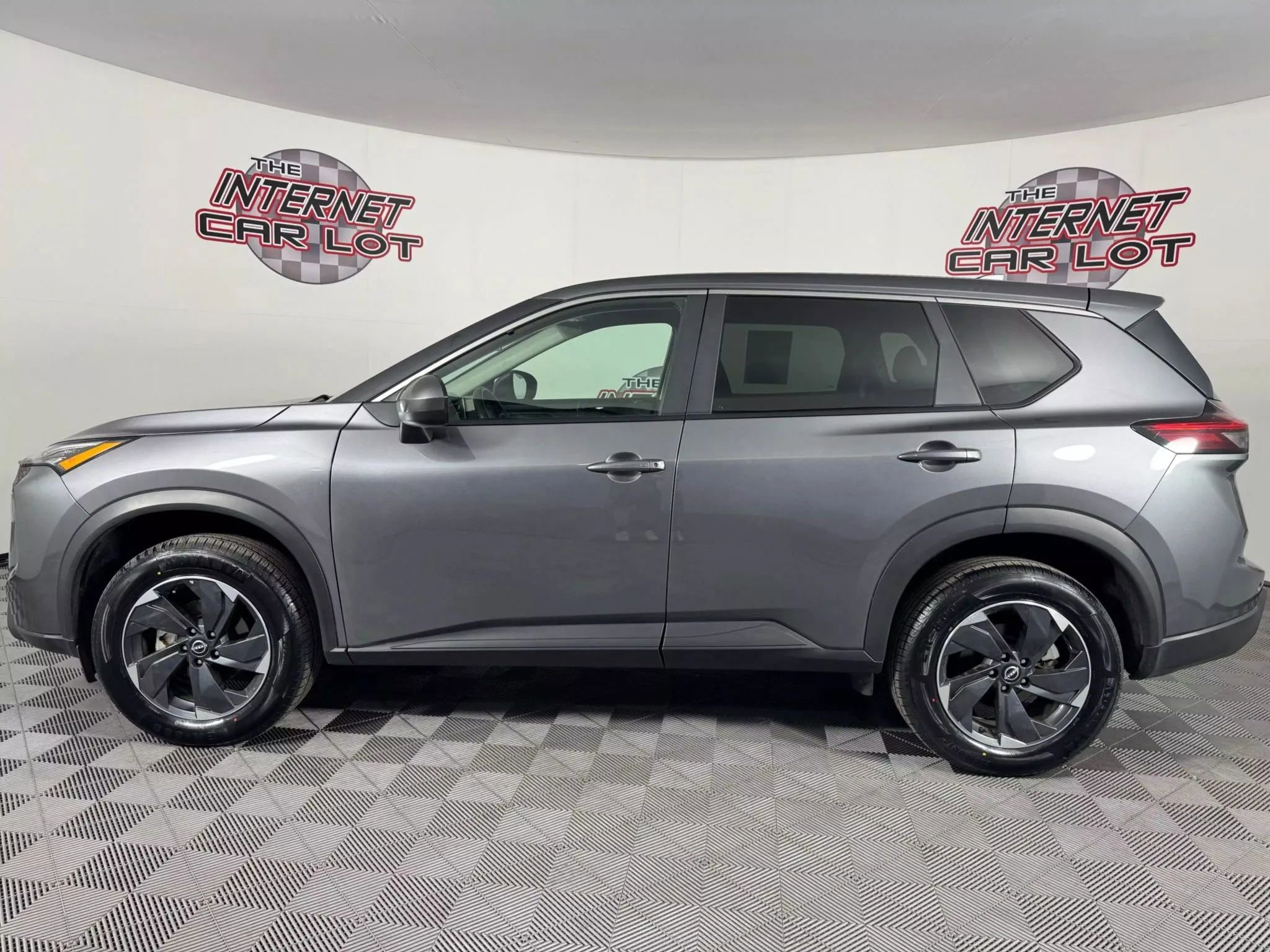 Used 2024 Nissan Rogue SV image 4