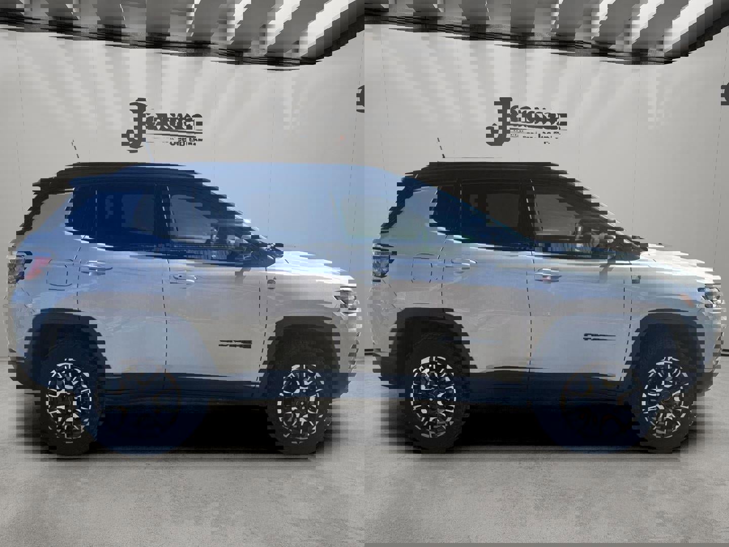 Used 2025 Jeep Compass Trailhawk image 5