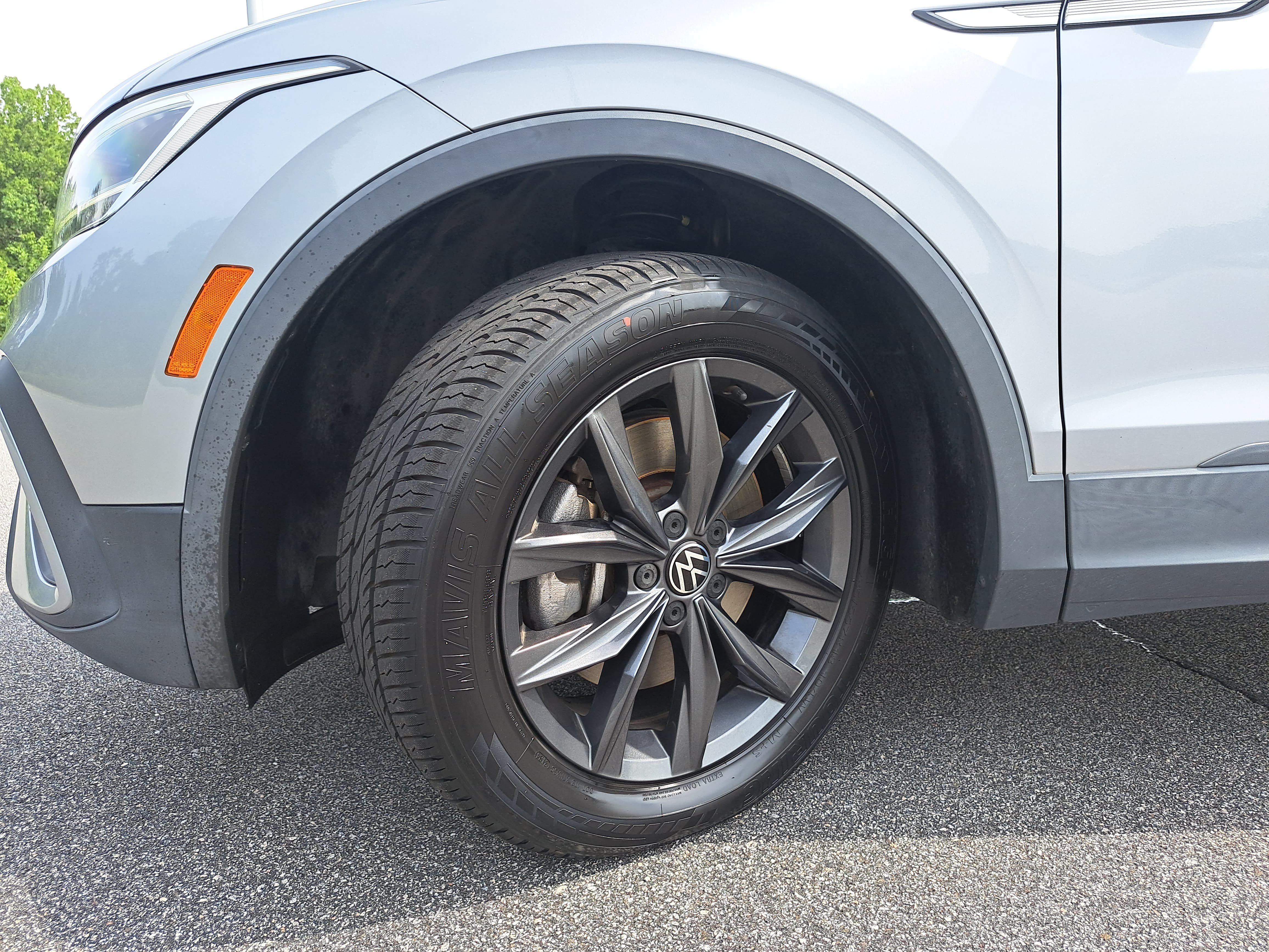 Certified 2022 Volkswagen Tiguan SE w/ Panoramic Sunroof Package AWD/4WD image 32