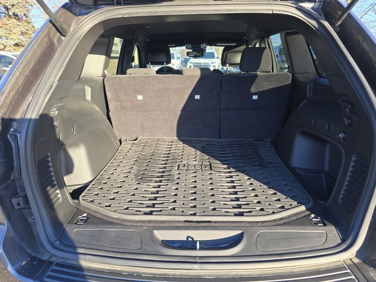 Used 2021 Jeep Grand Cherokee Laredo image 19