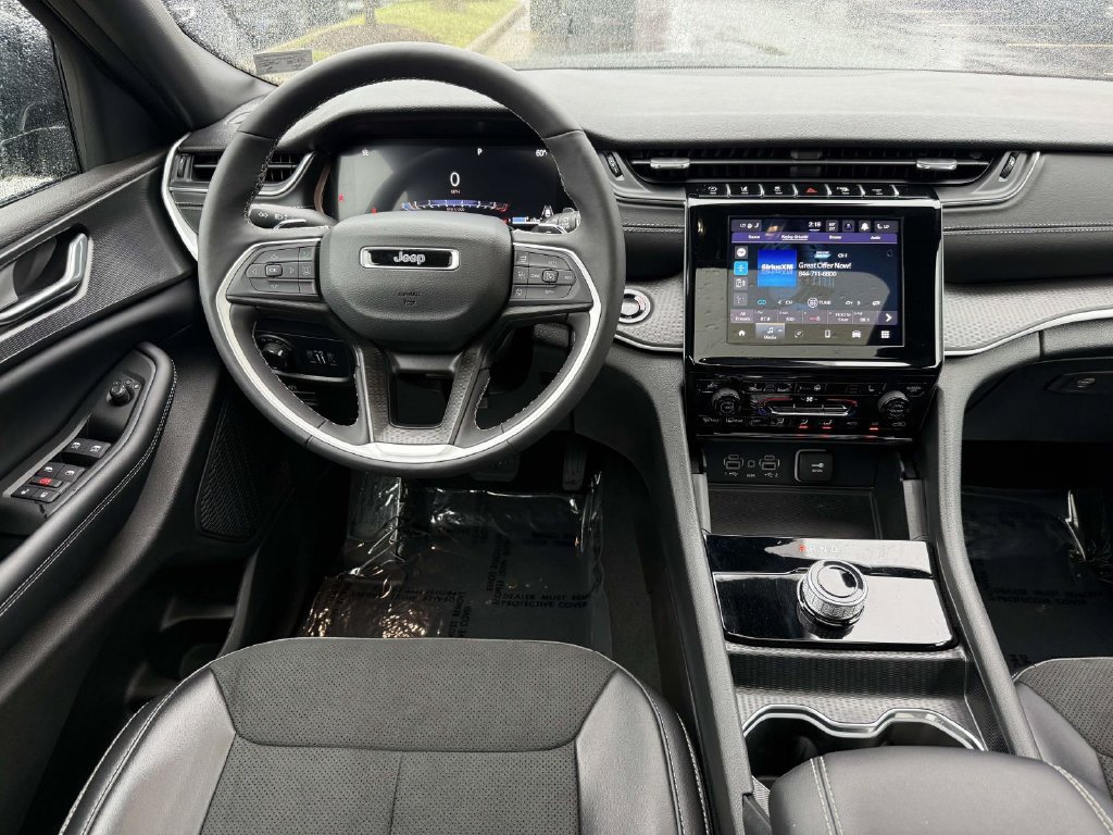 Used 2025 Jeep Grand Cherokee Altitude AWD/4WD image 17