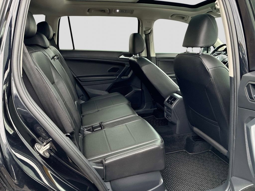 Used 2020 Volkswagen Tiguan SE w/ Panoramic Sunroof Package image 10