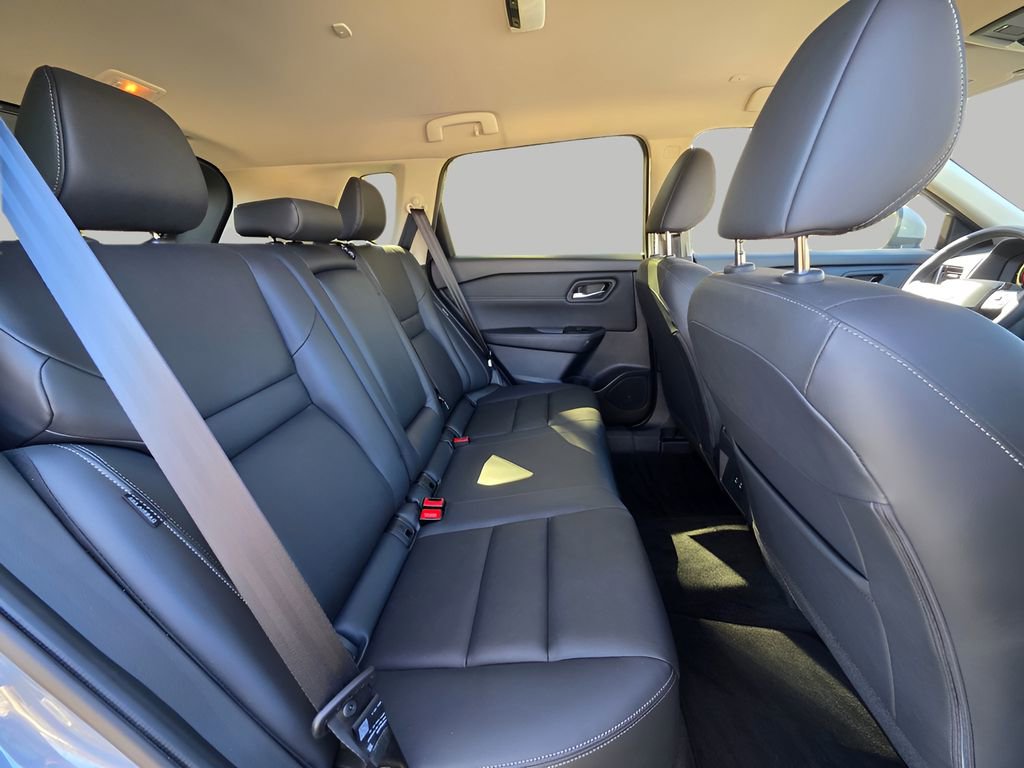 Used 2025 Nissan Rogue SL AWD/4WD image 9