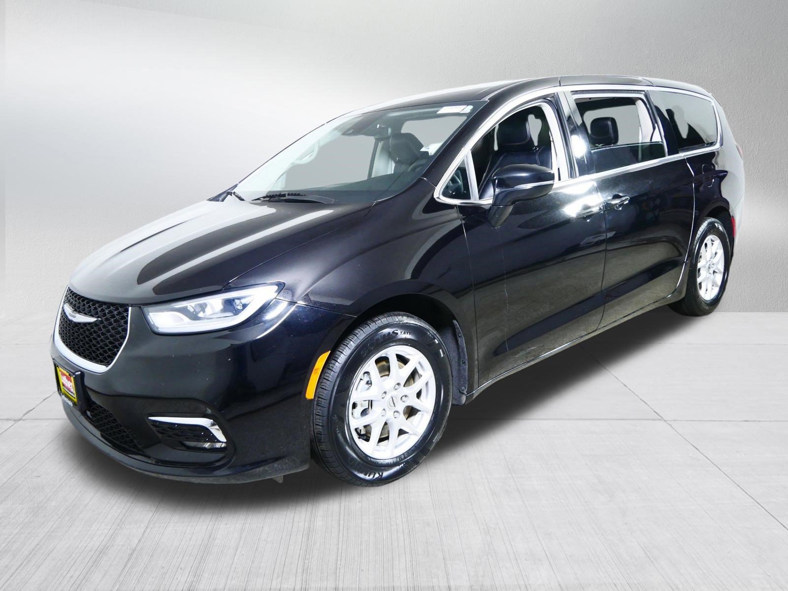 Used 2024 Chrysler Pacifica Touring-L image 3