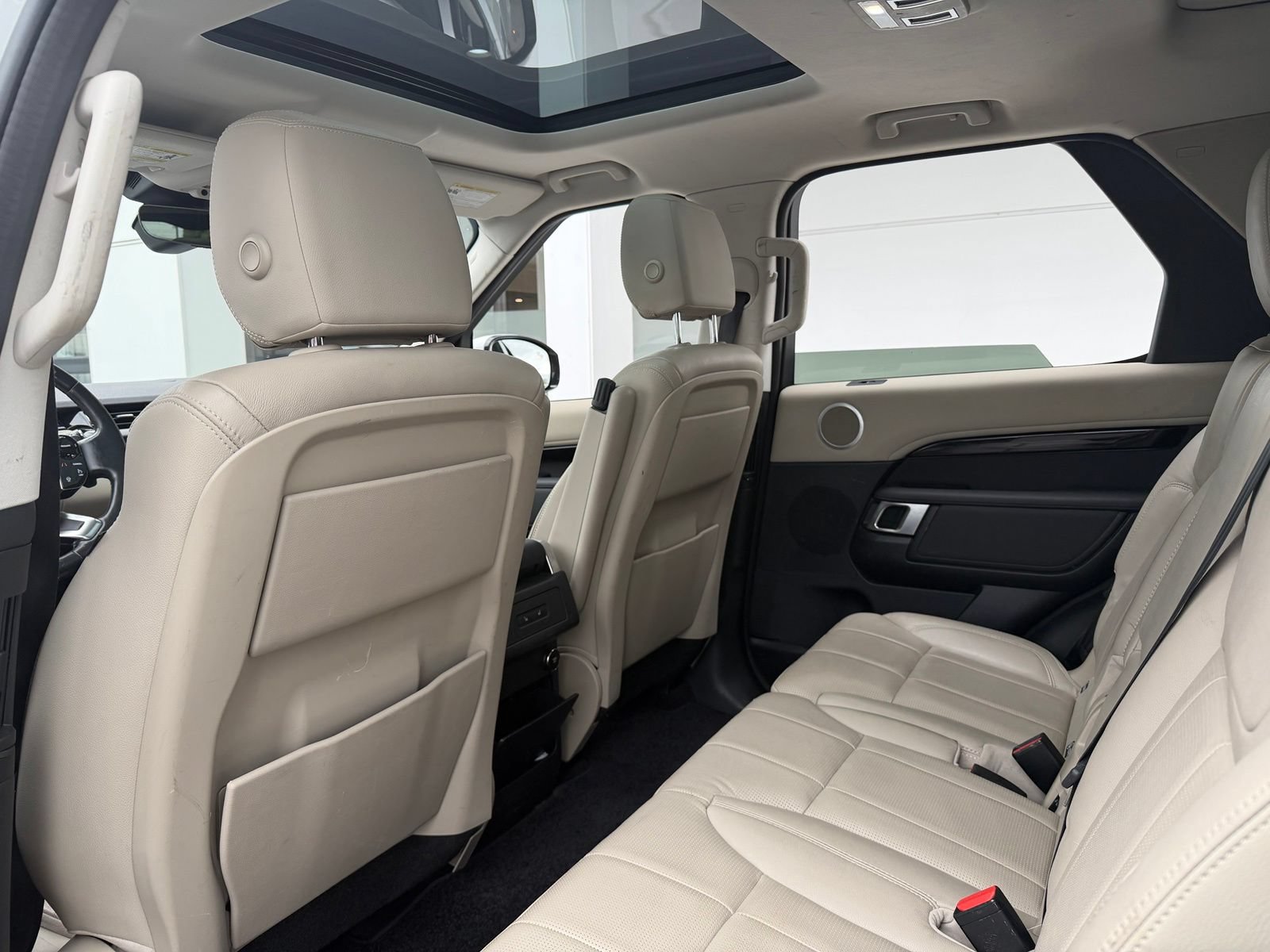 Used 2019 Land Rover Discovery SE AWD/4WD image 17