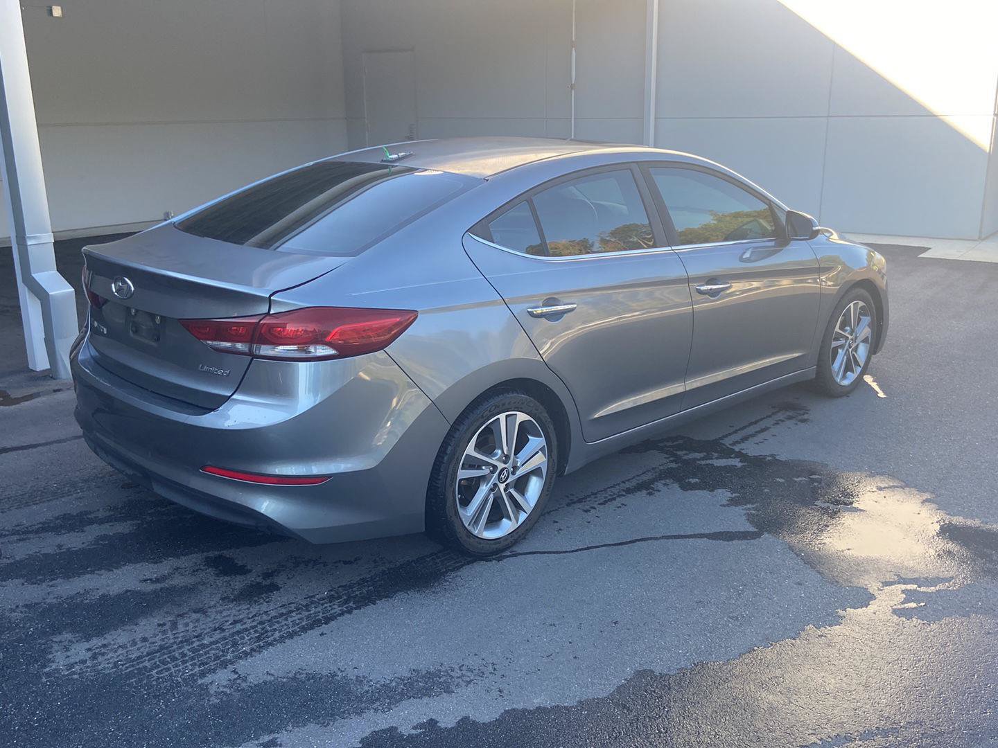 Used 2017 Hyundai Elantra Limited w/ Limited Tech Package 04 FWD image 3