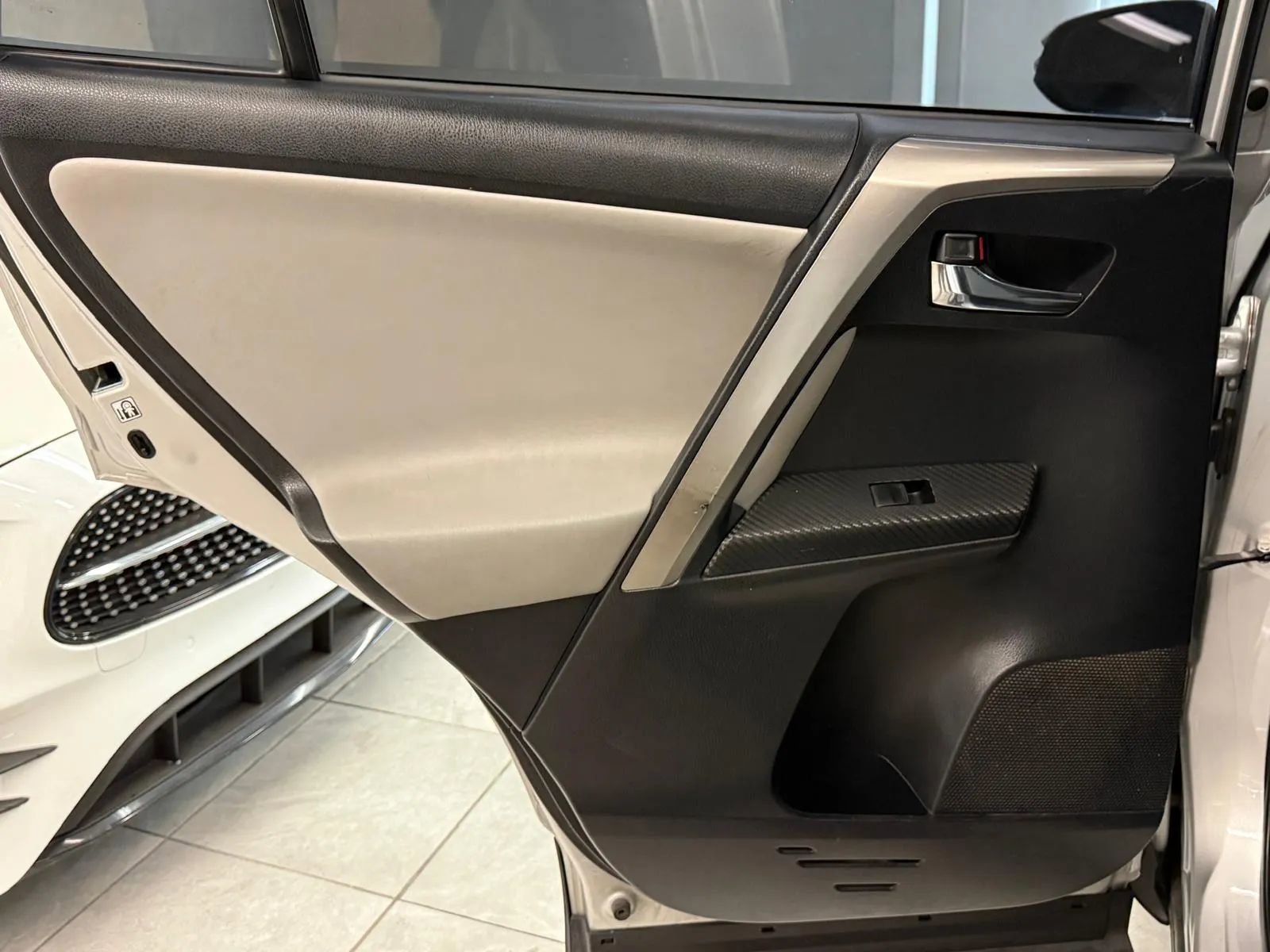 Used 2015 Toyota RAV4 Limited image 31