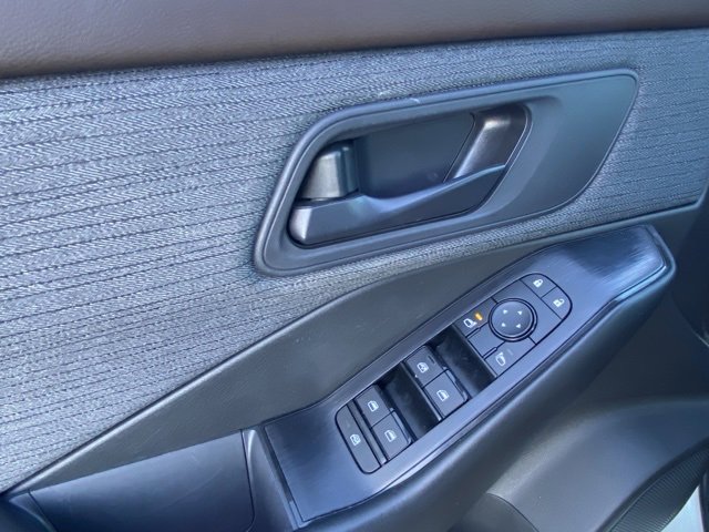 Used 2023 Nissan Rogue S image 15