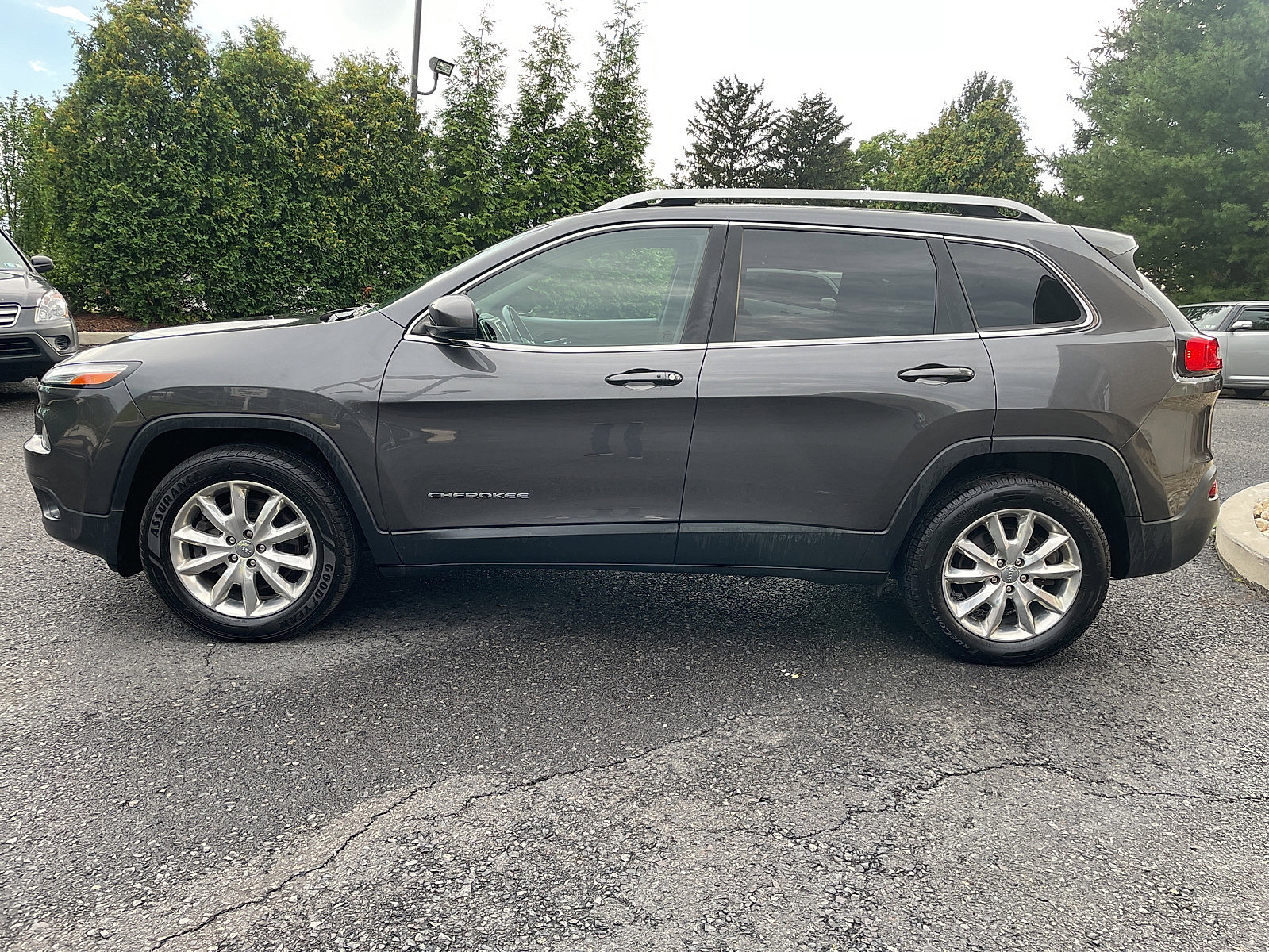 Used 2017 Jeep Cherokee Limited image 9