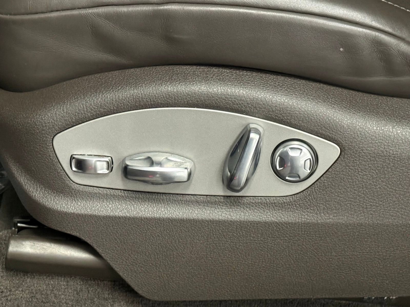 Used 2024 Porsche Macan w/ Premium Plus Package image 22