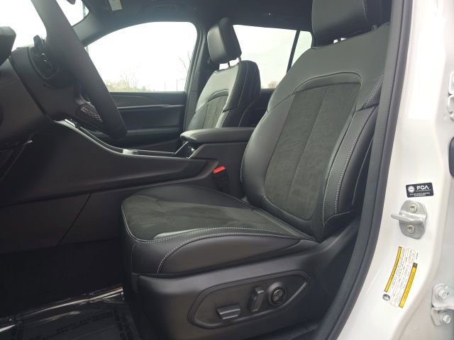 New 2026 Jeep Grand Cherokee Laredo image 9