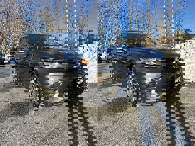 Used 2020 Toyota Camry SE image 2