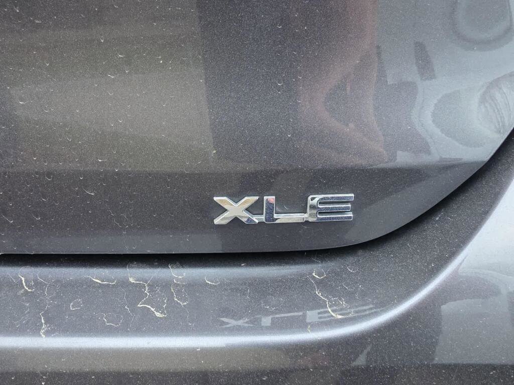 Used 2021 Toyota Highlander XLE image 19