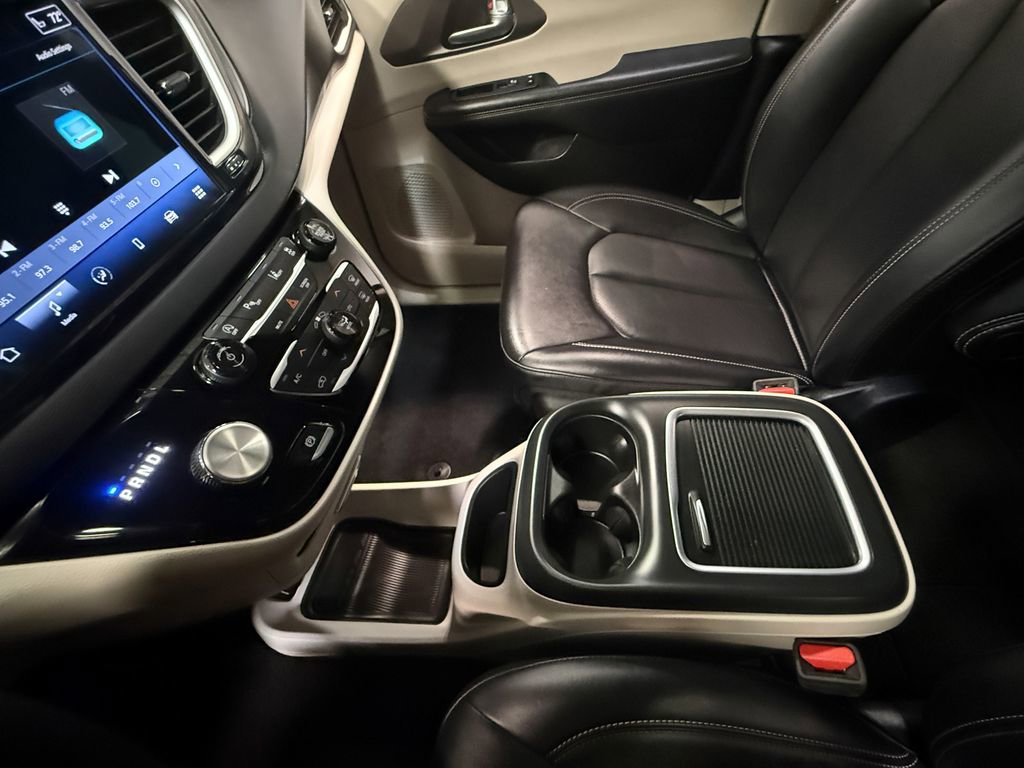 Used 2024 Chrysler Pacifica Touring-L image 10