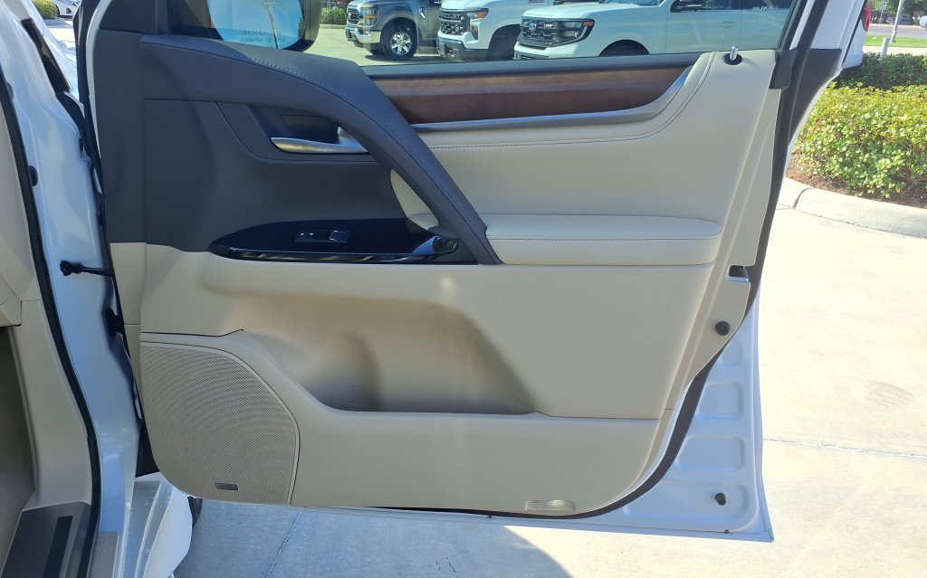 Used 2021 Lexus LX 570 4WD w/ Luxury Package image 20