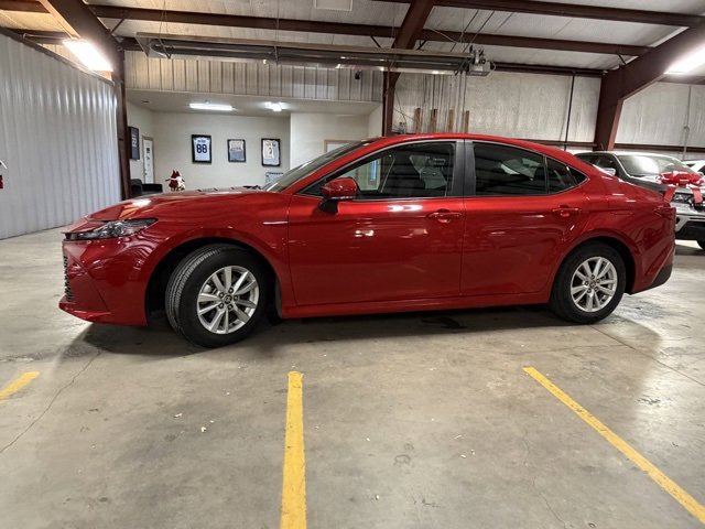 Used 2025 Toyota Camry SE image 4