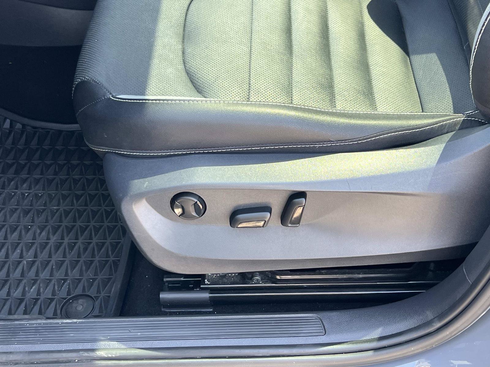 Certified 2022 Volkswagen Taos SEL FWD image 18