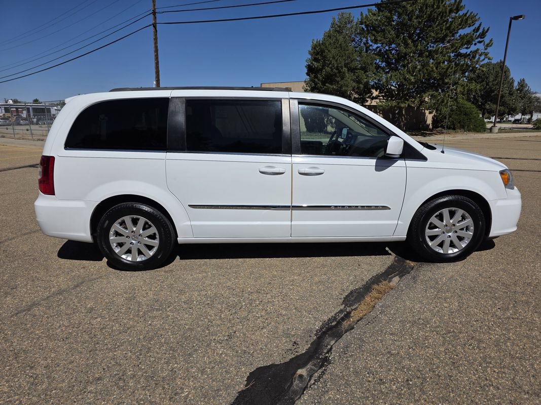 Used 2015 Chrysler Town & Country Touring FWD image 9