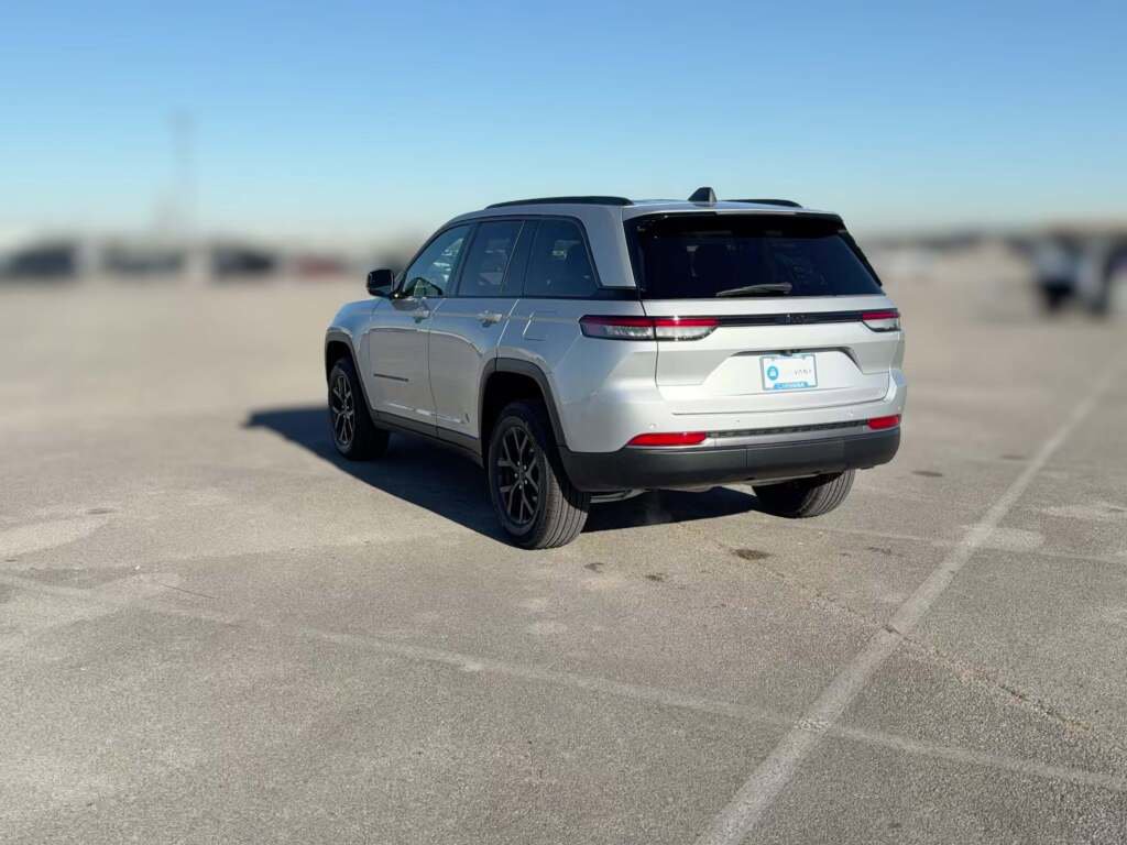 New 2026 Jeep Grand Cherokee Altitude image 9