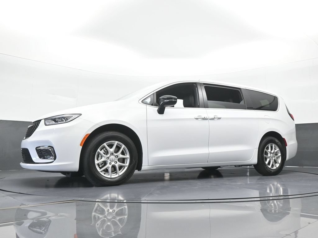Used 2025 Chrysler Pacifica Select FWD image 51