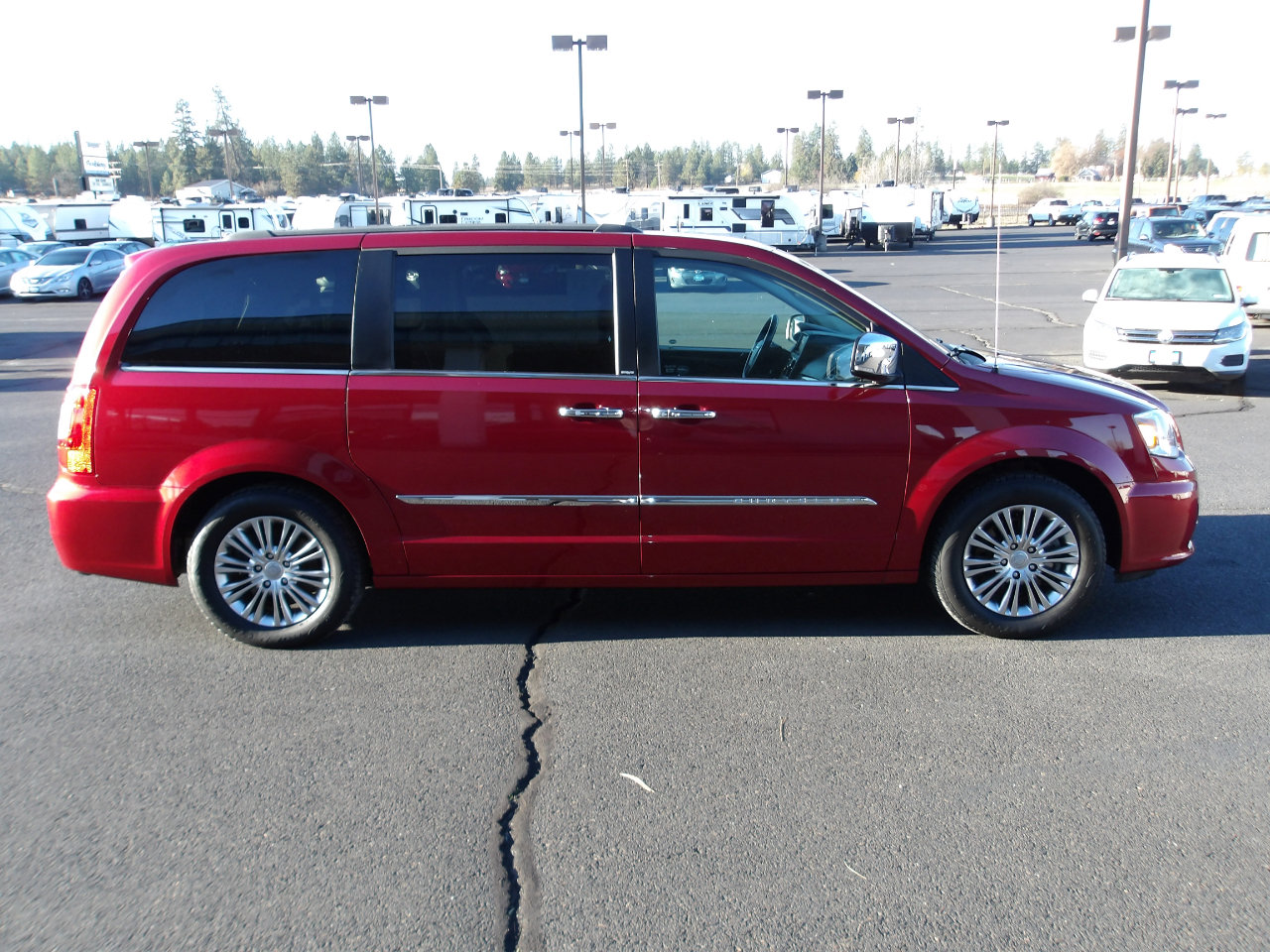 Used 2013 Chrysler Town & Country Touring-L w/ Entertainment Group #2 image 7
